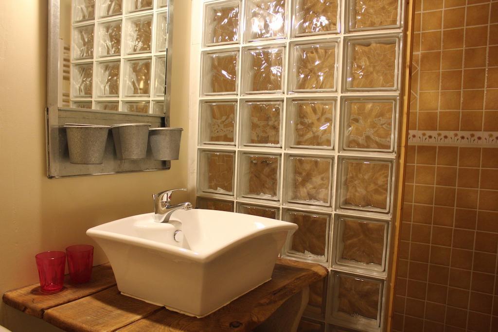 Bed and Breakfast La Bicyclette Fleurie Villemoirieu Номер фото