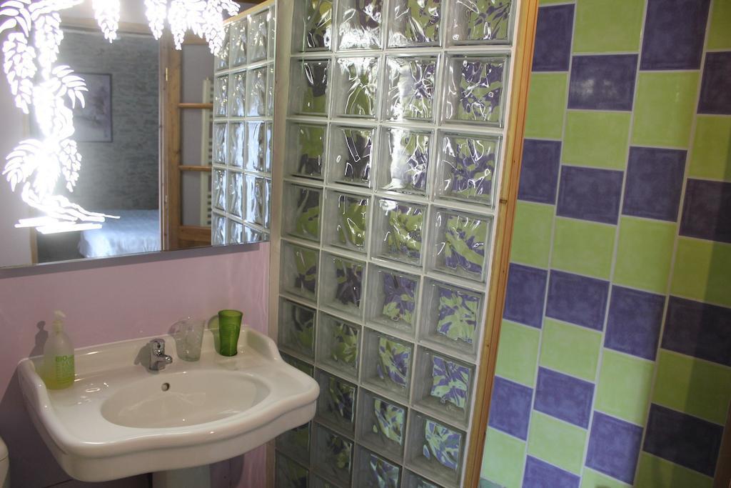 Bed and Breakfast La Bicyclette Fleurie Villemoirieu Номер фото